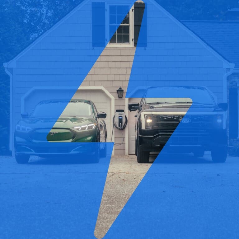 Une Mustang Mach-E 2024 et un F-150 Lightning 2024 garés dans une allée